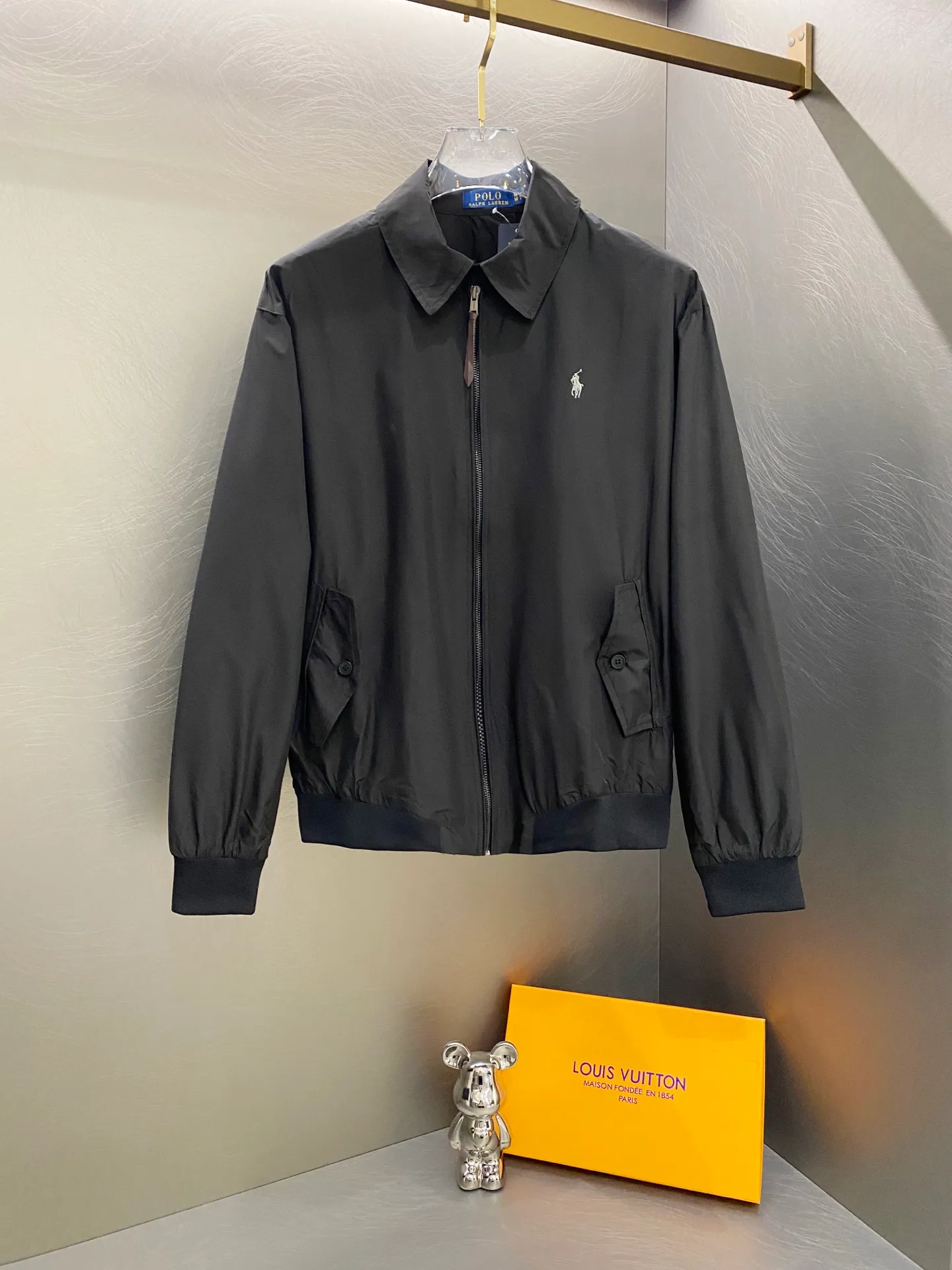 P310 Ralph Lauren Ralph Lauren polo official website celebrity unisex men's old money style veteran stand-up collar workwear Harrington waterproof jacket. Ralph has gone crazy this year. Tops worn by major Internet celebrities [original replica, top version] A must-have item for the new spring and autumn. It never goes out of style. I didn't expect that old money style is also a must when it comes to outdoor. Travel/outdoor/business, perfect for various scenes. Available in three colors, double-layered fabric, each color matches well, is lightweight, and has knitted threads at the cuffs and hem. Double layer fabric, warm and comfortable. The fabric has a double-layer shin feel and is full of weight! It's not as heavy as a regular jacket, and the ordinary cotton material feels really different. This one is super comfortable, feels soft and stylish, and has a retro movie fashion feel! The fit is loose but not baggy. The size is just right and not too picky. The dropped shoulder design modifies the shoulder shape without making it look bulky. This silhouette is a style that will never go out of style after being worn for a long time. The upper body is also very durable and recognizable. The loose and reasonable fit can be worn by both men and women, making it easy to create a clean and refreshing youthful look. The embroidery on the chest is all German Oman embroidery fiber with original data. The embroidery technology is very particular about using Japanese Tajima machines to ensure the embroidery is exquisite and three-dimensional. Which is what I said is different from the ones on the market. The workmanship is a loose version and can be used by boys and girls!! Color: Khaki Navy Blue Black Off-White Size: S M L XL Length: 68/70/72/74 Bust: 122/126/130/134 Shoulder width: 53/54/55/56 Sleeve length: 65/66/67/68